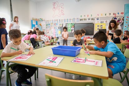 Varios alumnos, en su último día de curso en el colegio Vázquez de Mella de Pamplona. 