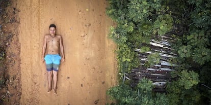 Izquierda. Ednei, un joven indígena, posa para un retrato sobre las impresiones de camiones de madera que cruzan la frontera de su territorio. Correcto. Restos de 26 árboles talados por tala ilegal en el Territorio Indígena de Maró, incautados por el grupo de vigilancia del que Ednei es miembro.