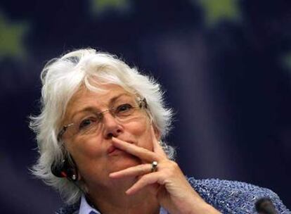 La comisaria europea de Agricultura, Mariann Fischer Boel, durante la rueda de prensa en Bruselas.