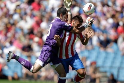 Riesgo y Salvio chocan en la disputa del balón.