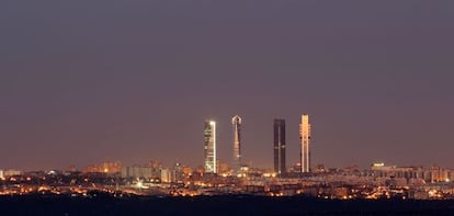 Vista nocturna de los cuatro rascacielos situados en el tramo final de la Castellana de Madrid, lejos del centro de la ciudad