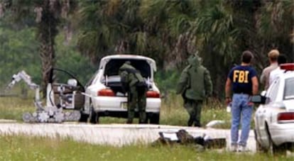 Policias del FBI detienen a tres individuos de origen árabe y registran su coche como supuestos sospechosos de terrorismo. PLANO GENERAL - ESCENA