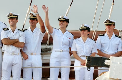 La princesa Leonor, en el centro, a su llegada este jueves al puerto de Gijón a bordo del buque escuela ‘Juan Sebastián Elcano’.