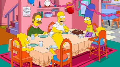 La familia más famosa de la televisión (en la imagen con su vecino Ned Flanders) ha modernizado sus dinámicas gracias, en parte, a una nueva remesa de guionistas más jóvenes y diversos.