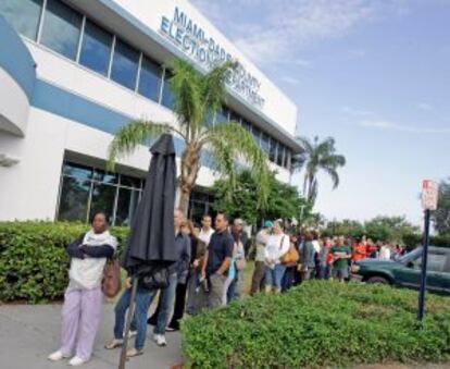 Ciudadanos del condado de Miami-Dade ( Florida) hacen cola para votar de manera anticipada en las elecciones presidenciales de 2008.