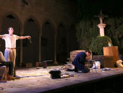 Los protagonistas de la nueva ópera, en el claustro de la iglesia del Carme de Peralada.