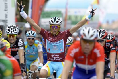 Contador celebra su victoria al entrar en la meta.