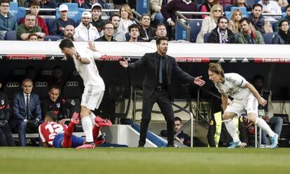 Simeone gesticula en la banda del Bernabéu.