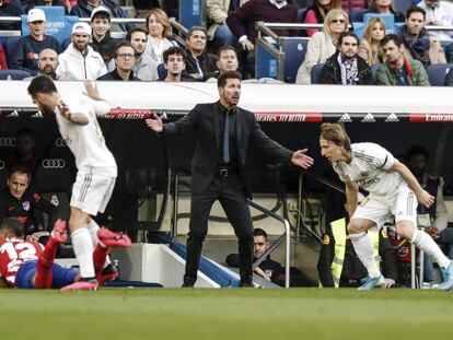 Simeone gesticula en la banda del Bernabéu.