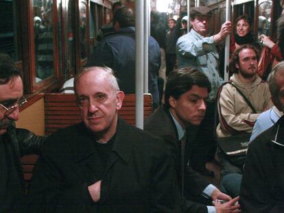 Jorge Bergoglio, en el metro de Buenos Aires