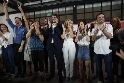 En primer término, la portavoz de feminismo de Sumar, Elizabeth Duval, el líder de Más País, Íñigo Errejón, la líder de Más Madrid, Mónica García, el portavoz de campaña de Sumar, Ernest Urtasun, la líder de Sumar, Yolanda Díaz, la secretaria general de Podemos, Ione Belarra, y el coordinador general de Izquierda Unida, Alberto Garzón, el pasado domingo en la sede de Sumar, Madrid. 