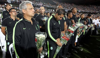 El entrenador de Atlético Nacional Reinaldo Rueda (i) y todo su equipo asisten al homenaje al equipo de fútbol Chapecoense, en Medellín (Colombia).