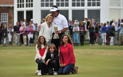 Mickelson, con su mujer y sus hijos.