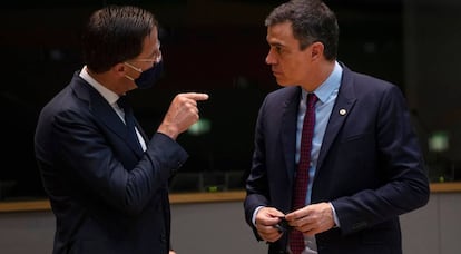 El primer ministro holandés, Mark Rutte, habla con el presidente del Gobierno español, Pedro Sánchez.