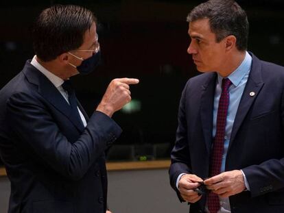 El primer ministro holandés, Mark Rutte, habla con el presidente del Gobierno español, Pedro Sánchez.