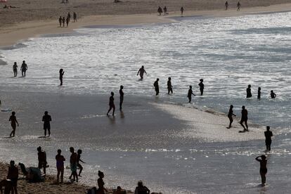 Bañistas en la playa de Doniños en Ferrol, este domingo, donde los termómetros marcaron una máxima de 26 grados.