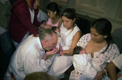 El arzobispo de argentina, Jorge Bergoglio, durante una ceremonia con recién nacidos en Buenos Aires, el 24 de marzo de 2005.