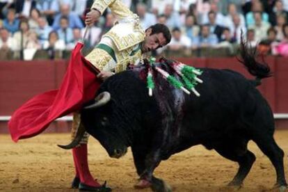 Salvador Cortés, en su faena al sexto toro de la tarde, al que cortó dos orejas.