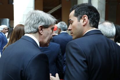 Ángel Garrido (a la izquierda), expresidente de la Comunidad de Madrid, junto con Ignacio Aguado, portavoz de Ciudadanos en la Asamblea.