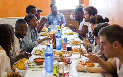 La comida española sorprendió a los músicos sudafricanos. Gazpacho, macarrones, ensaladas y cervezas fueron el rancho elegido en carretera.