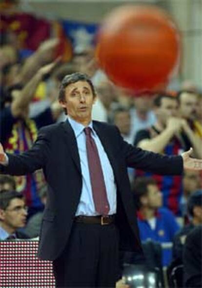 El serbio Svetislav Pesic, en un partido del Barcelona.