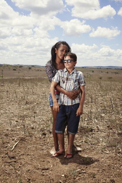 Joaldo, 26 anos,1,35m e sua namorada. Eles adoram ir para o campo e andar a cavalo.