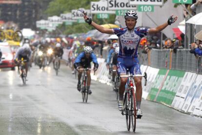 Evgeni Petrov (Kathusa) celebra su llegada a la meta en la undécima etapa.