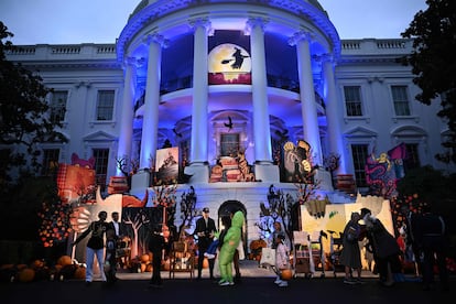 El presidente de Estados Unidos, Joe Biden, regala caramelos a un grupo de niños en la Casa Blanca para celebrar Halloween. 