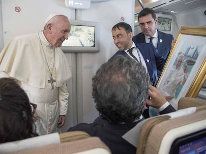 O papa Francisco no avião, encerrando sua visita a Abu Dhabi.