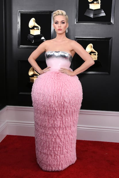Katy Perry volvió a hacer gala de su don para atreverse con los diseños más imposibles con este Balmain bicolor. El vestido pertenece a la colección que la firma presentó hace unos días en París tras 16 años sin hacer un show de alta costura.