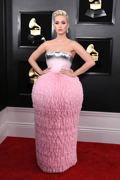 Katy Perry volvió a hacer gala de su don para atreverse con los diseños más imposibles con este Balmain bicolor. El vestido pertenece a la colección que la firma presentó hace unos días en París tras 16 años sin hacer un show de alta costura.