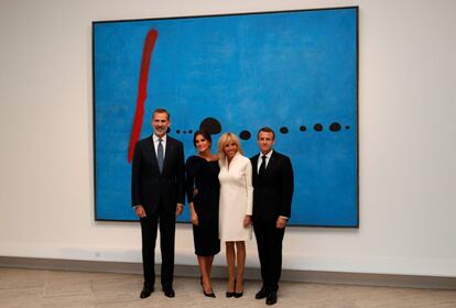 Los Reyes de España y el presidente francés y su esposa posan ante un cuadro de Miró. La exposición, recién inaugurada, hace un repaso a la obra del artista barcelonés a lo largo de 70 años de carrera.