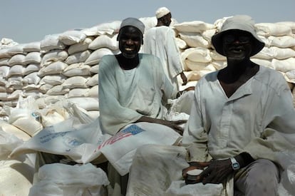 2005, distribución de alimentos en Kabkabiya, Darfur norte, Sudán. Pasar un año y medio viviendo en Kabkabiya fue una experiencia enriquecedora en muchos aspectos. Para llegar a esta aldea de Darfur, los trabajadores humanitarios solíamos tener que viajar en helicóptero, las casas no tenían agua corriente ni electricidad y, por supuesto, no había calles asfaltadas, cobertura de móvil u otros lujos del mundo desarrollado. A pesar de todo eso, tengo muy buenos recuerdos de la amabilidad de sus gentes. Uno de mis pasatiempos era pasear con mi cámara a la caída del atardecer lo que, con el tiempo, me hizo ganar la confianza de la gente, como atestiguan estas sonrisas.