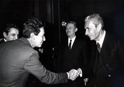 Enrico Berlinguer (on the left) and Aldo Moro, in 1975. 
