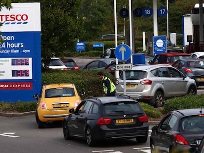 Cola en una gasolinera Tesco, este domingo en Londres.