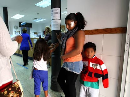 Immigrants a la sala d'espera d'un centre mèdic.