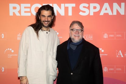 Los directores Óliver Laxe y Guillermo del Toro, en el pase de 'Sirât' organizado por EGEDA US y el ICAA en el Fine Arts Theatre de Beverly Hills el 9 de enero de 2026.