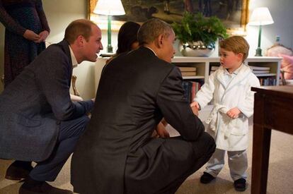 El pr&iacute;ncipe Jorge, en bata, estrecha la mano del presidente Obama en abril de 2016.