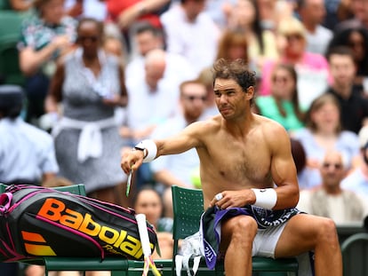 Rafa Nadal mira a su banquillo durante uno de los descansos del partido ante Taylor Fritz.