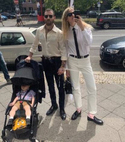Justin y su pareja, Veronika, muy conjuntados en un viaje a Berlín con su hijo Walter.