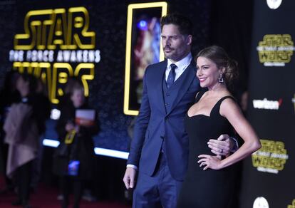 Muchos rostros conocidos que poco tienen que ver con el mundo de 'La guerra de las galaxias' no se quisieron perden el estreno de la nueva película. En la imágen, la actriz Sofia Vergara con su marido, el actor Joe Manganiello.