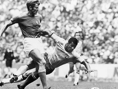 Facchetti se interpone a Jairzinho y sale con el balón jugado durante la final del Mundial de México en 1970.