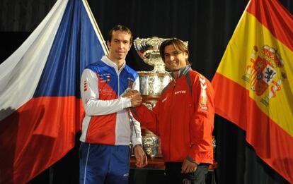 Radek Stepanek (left) and David Ferrer pose in front of the Davis Cup trophy ahead of the final. 