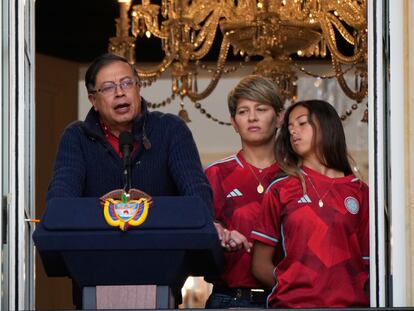 El presidente Gustavo Petro, su esposa Veronica Alcocer y su hija menor Antonella Petro.