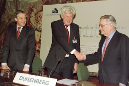 Christian Noyer, presidente del Banco Internacional de Pagos (BIS); Willem F. Duisenberg, expresidente del BCE, y Rojo en una imagen de 2005