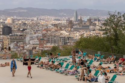 La piscina municipal de Montjuic abarrotada, a pesar del día nublado, este lunes en Barcelona.
