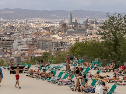 La piscina municipal de Montjuic abarrotada, a pesar del día nublado, este lunes en Barcelona.