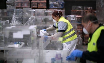 Preparación y distribución en Barcelona de urnas y otros materiales para las Elecciones Generales.