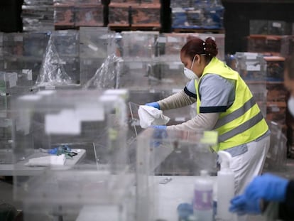 Preparación y distribución en Barcelona de urnas y otros materiales para las Elecciones Generales.