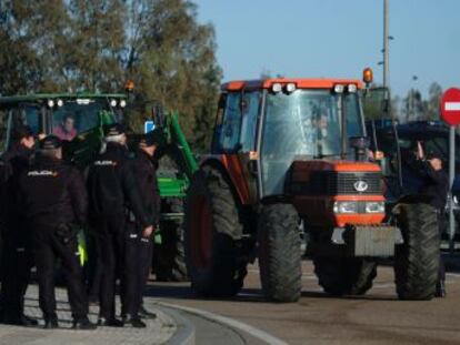 Unos 5.000 agricultores con 800 tractores bloquean las principales carreteras de Extremadura para protestar por los precios bajos